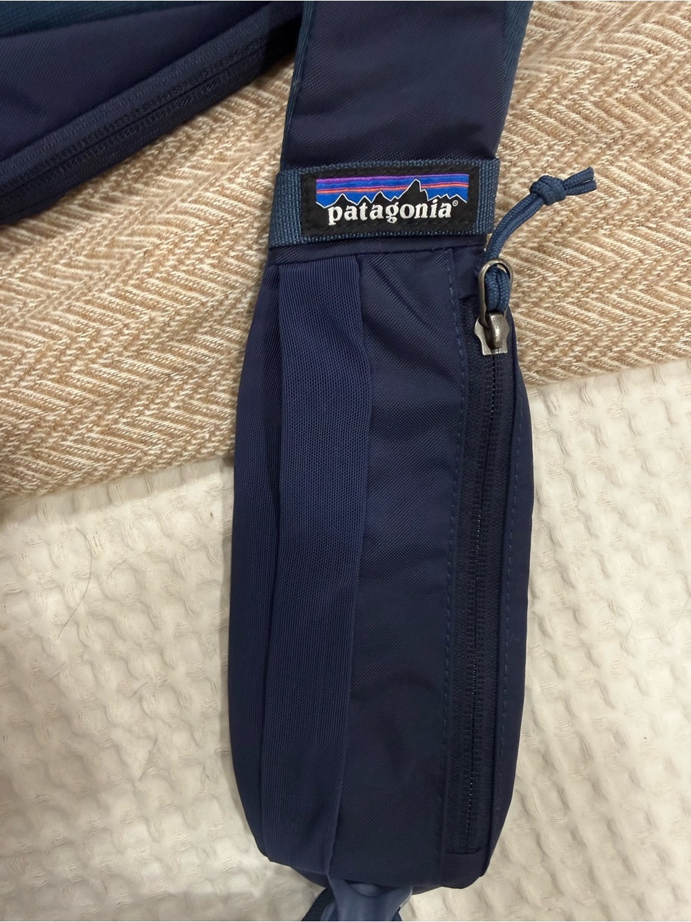 Patagonia Navy Blue Sling Pack with Padded Strap - Picture 4 of 4